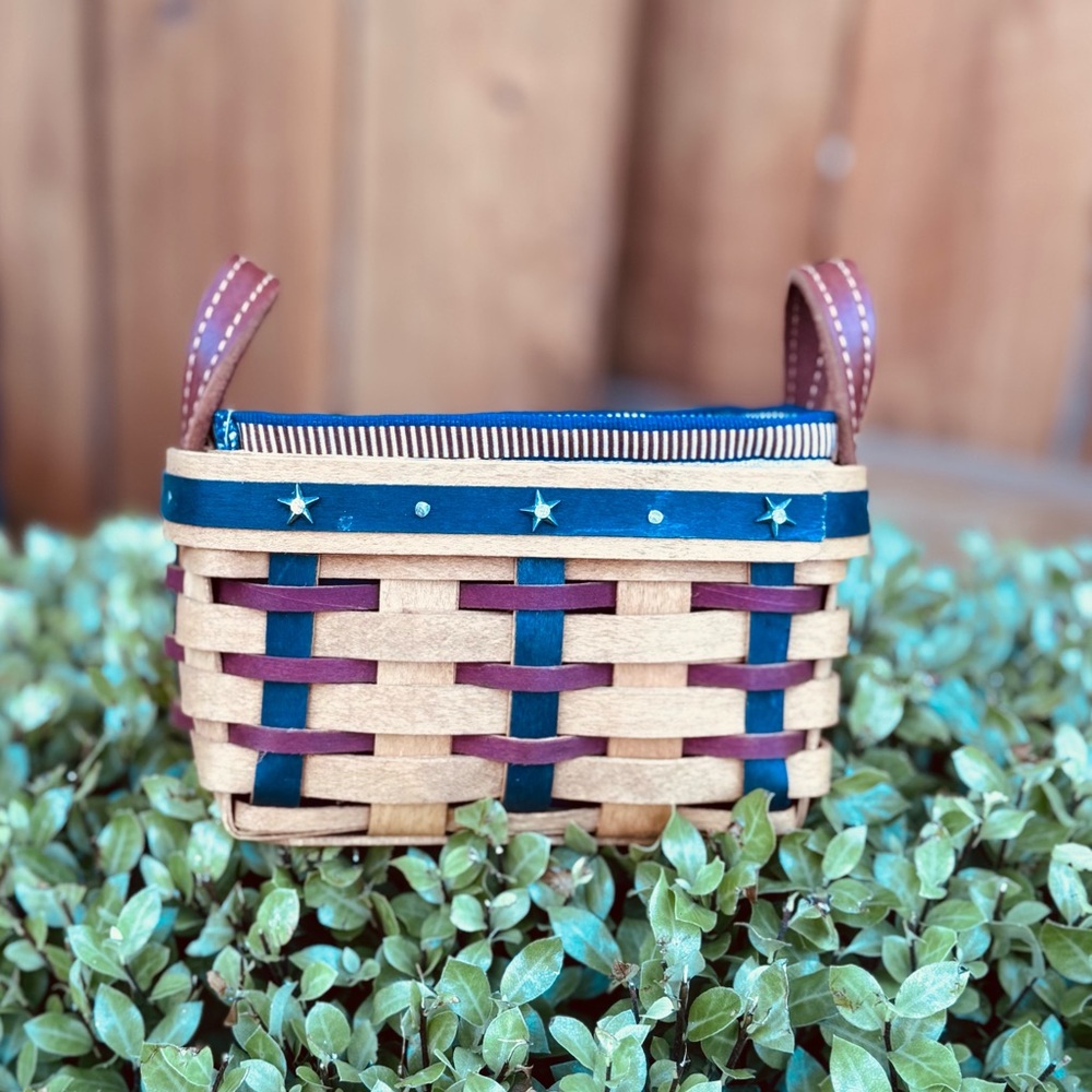 Longaberger 2003 Collectors Club “Proudly American”
Salt & Pepper basket